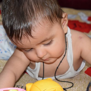 11 Ay Kapalı Kapılar 'da Bebek - Stok fotoğrafı, Yatakta oynayan Yakışıklı Çocuk, Evde eğlenen Tatlı Küçük Bebek