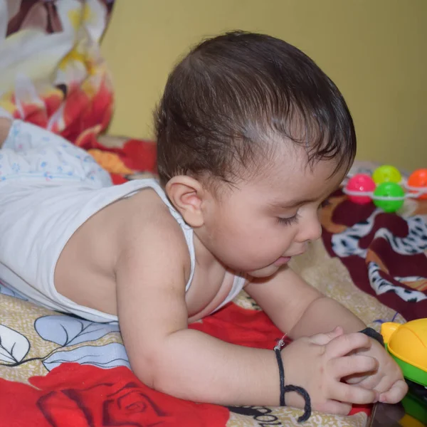 11个月大的男婴在室内放暑假的照片 可爱的男婴在床上玩耍 可爱的小男孩在家里享受 — 图库照片