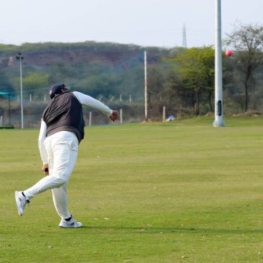 Yeni Delhi Hindistan 1 Temmuz 2018 - Güneşli bir günde sahada oynayan kriket oyuncusu, sahada oynayan kriket oyuncusu, sahada oynayan kriket oyuncusu