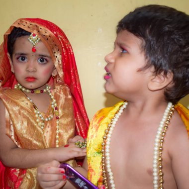 Hindistan 'da Radha Krishna Janmastami Festivali vesilesiyle küçük Lord Radha ve Krishna gibi giyinmiş şirin Hintli çocuklar.