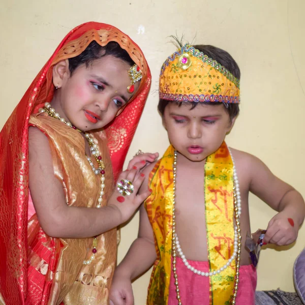 Söpöt Intialaiset Lapset Pukeutuivat Pikku Lordi Radhaksi Krishnaksi Radha Krishna — kuvapankkivalokuva