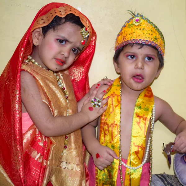 Söpöt Intialaiset Lapset Pukeutuivat Pikku Lordi Radhaksi Krishnaksi Radha Krishna — kuvapankkivalokuva