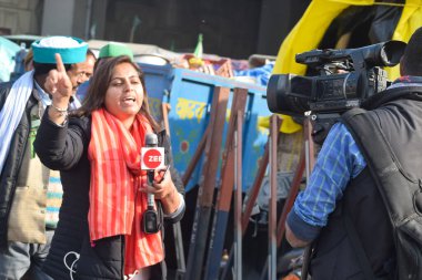 NEW DELHI, INDIA 25 Aralık 2020 - Punjab, Uttar Pradesh ve Uttarakhand 'den Hintli Sih & Hindu Çiftçiler Delhi-up sınırında protesto eylemi düzenlediler. Çiftçiler yeni çiftçi yasalarını protesto ediyorlar