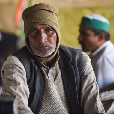 NEW DELHI, INDIA 25 Aralık 2020 - Punjab, Uttar Pradesh ve Uttarakhand 'den Hintli Sih & Hindu Çiftçiler Delhi-up sınırında protesto eylemi düzenlediler. Çiftçiler yeni çiftçi yasalarını protesto ediyorlar