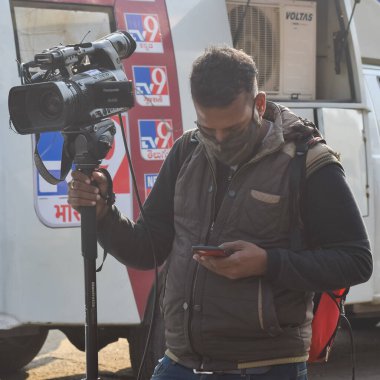 Yeni Delhi Hindistan 1 Temmuz 2018 - Güneşli bir günde sahada oynayan kriket oyuncusu, sahada oynayan kriket oyuncusu, sahada oynayan kriket oyuncusu