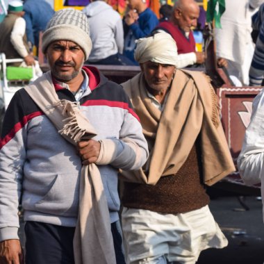 Yeni Delhi Hindistan 1 Temmuz 2018 - Güneşli bir günde sahada oynayan kriket oyuncusu, sahada oynayan kriket oyuncusu, sahada oynayan kriket oyuncusu