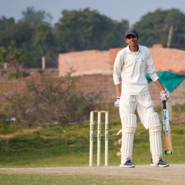 Yeni Delhi Hindistan 1 Temmuz 2018 - Güneşli bir günde sahada oynayan kriket oyuncusu, sahada oynayan kriket oyuncusu, sahada oynayan kriket oyuncusu