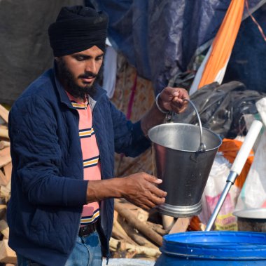 Yeni Delhi Hindistan 1 Temmuz 2018 - Güneşli bir günde sahada oynayan kriket oyuncusu, sahada oynayan kriket oyuncusu, sahada oynayan kriket oyuncusu