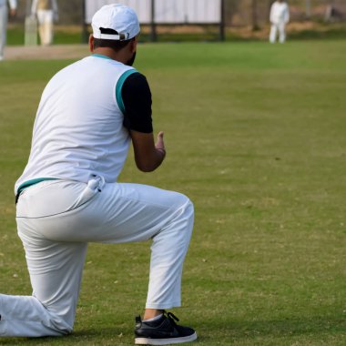 Yeni Delhi Hindistan 1 Temmuz 2018 - Güneşli bir günde sahada oynayan kriket oyuncusu, sahada oynayan kriket oyuncusu, sahada oynayan kriket oyuncusu