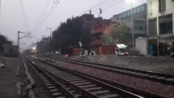 2020年10月3日 印度新德里 火车横渡 快速列车视频 印度铁路 印度铁路 德里火车站 — 图库视频影像