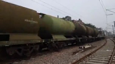 Yeni Delhi Hindistan 3 Ekim 2020: 124 sefer sayılı tren, 124nolu ekspres tren, 124nolu tren, 124nolu Hint tren yolu, 124ncü tren istasyonu, Delhi tren istasyonu.