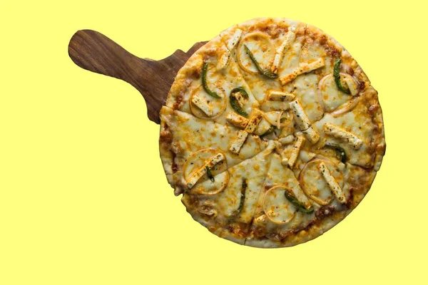 페퍼로니 배경에는 맛있고 채식주의자 피자인 Margherita 꼭대기 — 스톡 사진