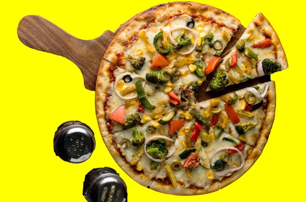 Pizza Pepperoni Fundo Liso Vista Superior Deliciosa Crocante Pizza Vegetariana — Fotografia de Stock