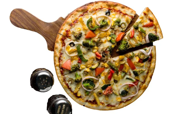 背景にペパロニピザ プレーンライトの背景においしいとクリスピーベジタリアンピザMargheritaのトップビュー 屋内食品の写真撮影 — ストック写真