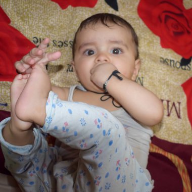 11 Ay Kapalı Kapılar 'da Bebek - Stok fotoğrafı, Yatakta oynayan Yakışıklı Çocuk, Evin içinde eğlenen tatlı küçük bebek