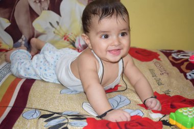 11 Ay Kapalı Kapılar 'da Bebek - Stok fotoğrafı, Yatakta oynayan Yakışıklı Çocuk, Evin içinde eğlenen tatlı küçük bebek