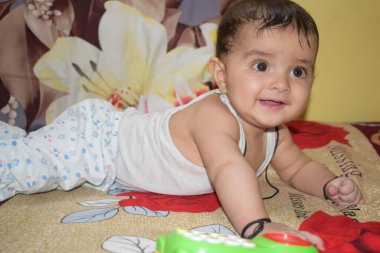 11 Ay Kapalı Kapılar 'da Bebek - Stok fotoğrafı, Yatakta oynayan Yakışıklı Çocuk, Evin içinde eğlenen tatlı küçük bebek