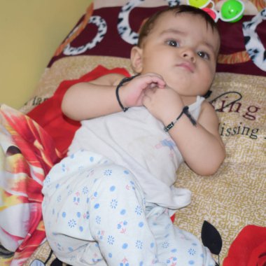 11 Ay Kapalı Kapılar 'da Bebek - Stok fotoğrafı, Yatakta oynayan Yakışıklı Çocuk, Evin içinde eğlenen tatlı küçük bebek