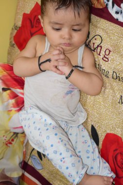 11 Ay Kapalı Kapılar 'da Bebek - Stok fotoğrafı, Yatakta oynayan Yakışıklı Çocuk, Evin içinde eğlenen tatlı küçük bebek