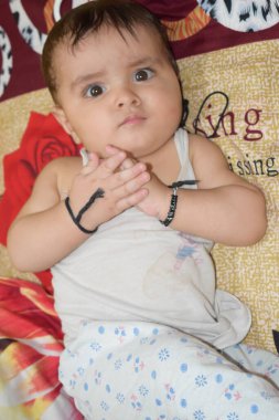 11 Ay Kapalı Kapılar 'da Bebek - Stok fotoğrafı, Yatakta oynayan Yakışıklı Çocuk, Evin içinde eğlenen tatlı küçük bebek