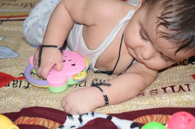 11 Ay Kapalı Kapılar 'da Bebek - Stok fotoğrafı, Yatakta oynayan Yakışıklı Çocuk, Evin içinde eğlenen tatlı küçük bebek