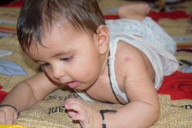 11 Ay Kapalı Kapılar 'da Bebek - Stok fotoğrafı, Yatakta oynayan Yakışıklı Çocuk, Evin içinde eğlenen tatlı küçük bebek