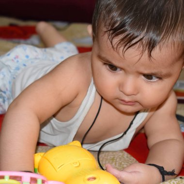 11 Ay Kapalı Kapılar 'da Bebek - Stok fotoğrafı, Yatakta oynayan Yakışıklı Çocuk, Evin içinde eğlenen tatlı küçük bebek