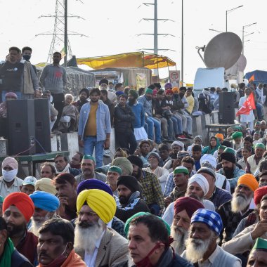 Yeni Delhi, Hindistan 25 Aralık 2020 - Punjab, Uttar Pradesh ve Uttarakhand 'den Hintli Sih ve Hindu Çiftçiler Delhi-UP sınırında protesto eylemi düzenlediler. Çiftçiler yeni çiftçi yasalarını protesto ediyorlar