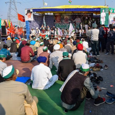 Yeni Delhi, Hindistan 25 Aralık 2020 - Punjab, Uttar Pradesh ve Uttarakhand 'den Hintli Sih ve Hindu Çiftçiler, Delhi-UP sınırında yeni çiftçi yasalarına karşı protestolar başlattılar