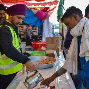 Yeni Delhi, Hindistan 25 Aralık 2020 - Punjab, Uttar Pradesh ve Uttarakhand 'den Hintli Sih ve Hindu Çiftçiler, Delhi-UP sınırında yeni çiftçi yasalarına karşı protestolar başlattılar