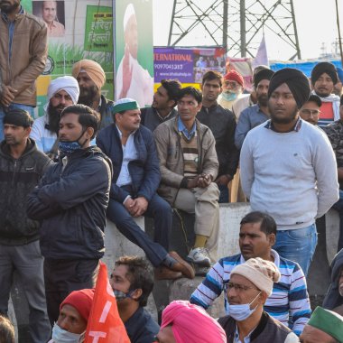 Yeni Delhi, Hindistan 25 Aralık 2020 - Punjab, Uttar Pradesh ve Uttarakhand 'den Hintli Sih ve Hindu Çiftçiler, Delhi-UP sınırında yeni çiftçi yasalarına karşı protestolar başlattılar