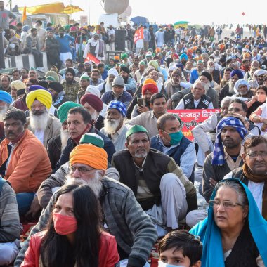 Yeni Delhi, Hindistan 25 Aralık 2020 - Punjab, Uttar Pradesh ve Uttarakhand 'den Hintli Sih ve Hindu Çiftçiler, Delhi-UP sınırında yeni çiftçi yasalarına karşı protestolar başlattılar