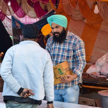 Yeni Delhi, Hindistan 25 Aralık 2020 - Punjab, Uttar Pradesh ve Uttarakhand 'den Hintli Sih ve Hindu Çiftçiler Delhi-UP sınırında protesto eylemi düzenlediler. Çiftçiler yeni çiftçi yasalarını protesto ediyorlar