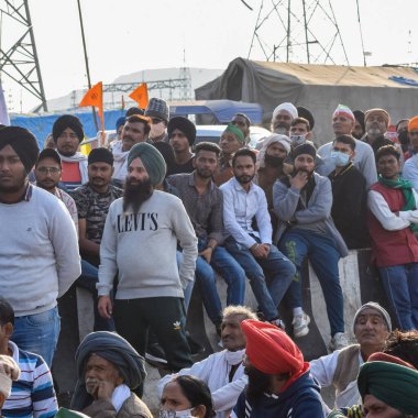 Yeni Delhi, Hindistan 25 Aralık 2020 - Punjab, Uttar Pradesh ve Uttarakhand 'den Hintli Sih ve Hindu Çiftçiler Delhi-UP sınırında protesto eylemi düzenlediler. Çiftçiler yeni çiftçi yasalarını protesto ediyorlar