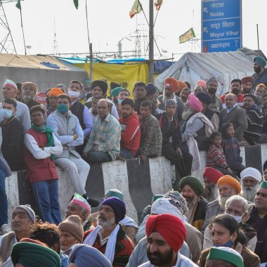 Yeni Delhi, Hindistan 25 Aralık 2020 - Punjab, Uttar Pradesh ve Uttarakhand 'den Hintli Sih ve Hindu Çiftçiler Delhi-UP sınırında protesto eylemi düzenlediler. Çiftçiler yeni çiftçi yasalarını protesto ediyorlar