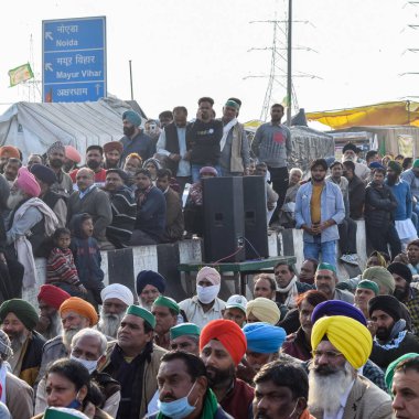 Yeni Delhi, Hindistan 25 Aralık 2020 - Punjab, Uttar Pradesh ve Uttarakhand 'den Hintli Sih ve Hindu Çiftçiler Delhi-UP sınırında protesto eylemi düzenlediler. Çiftçiler yeni çiftçi yasalarını protesto ediyorlar