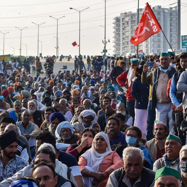 Yeni Delhi, Hindistan 25 Aralık 2020 - Punjab, Uttar Pradesh ve Uttarakhand 'den Hintli Sih ve Hindu Çiftçiler Delhi-UP sınırında protesto eylemi düzenlediler. Çiftçiler yeni çiftçi yasalarını protesto ediyorlar