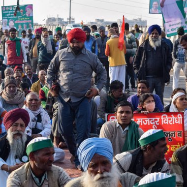 Yeni Delhi, Hindistan 25 Aralık 2020 - Punjab, Uttar Pradesh ve Uttarakhand 'den Hintli Sih ve Hindu Çiftçiler, Delhi-UP sınırında yeni çiftçi yasalarına karşı protestolar başlattılar