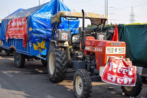 Yeni Delhi, Hindistan 25 Aralık 2020 - Punjab, Uttar Pradesh ve Uttarakhand 'in çeşitli köylerinden traktörler Gazipur Sınır Delhi' de çiftçi protestoları sırasında, çiftçiler çiftçi hukukunu protesto ediyorlar
