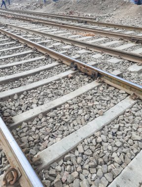 Delhi 'de gündüz vakti Hindistan' dan gelen tren yolu manzarası, Hint demiryolu manzarası, Hint tren yolu kavşağı. Ağır sanayi görüşü