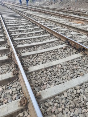 Delhi 'de gündüz vakti Hindistan' dan gelen tren yolu manzarası, Hint demiryolu manzarası, Hint tren yolu kavşağı. Ağır sanayi görüşü