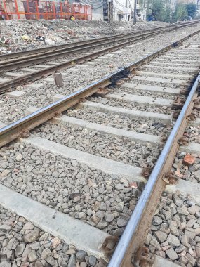 Delhi 'de gündüz vakti Hindistan' dan gelen tren yolu manzarası, Hint demiryolu manzarası, Hint tren yolu kavşağı. Ağır sanayi görüşü