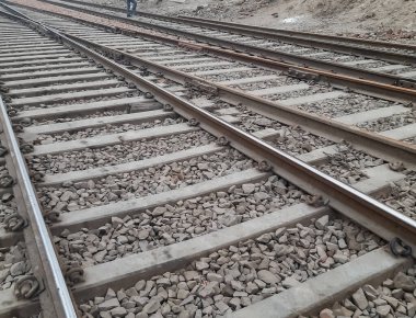 Delhi 'de gündüz vakti Hindistan' dan gelen tren yolu manzarası, Hint demiryolu manzarası, Hint tren yolu kavşağı. Ağır sanayi görüşü