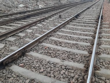 Delhi 'de gündüz vakti Hindistan' dan gelen tren yolu manzarası, Hint demiryolu manzarası, Hint tren yolu kavşağı. Ağır sanayi görüşü