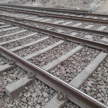 Delhi 'de gündüz vakti Hindistan' dan gelen tren yolu manzarası, Hint demiryolu manzarası, Hint tren yolu kavşağı. Ağır sanayi görüşü