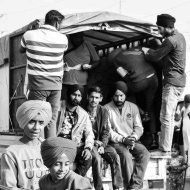 Yeni Delhi, Hindistan 25 Aralık 2020 - Punjab, Uttar Pradesh ve Uttarakhand 'den Hintli Sih ve Hindu Çiftçiler, Delhi-UP sınırında yeni çiftçi yasalarına karşı protestolar başlattılar