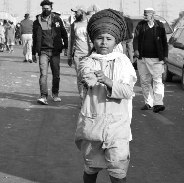 Yeni Delhi, Hindistan 25 Aralık 2020 - Punjab, Uttar Pradesh ve Uttarakhand 'den Hintli Sih ve Hindu Çiftçiler, Delhi-UP sınırında yeni çiftçi yasalarına karşı protestolar başlattılar