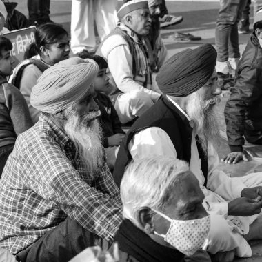 Yeni Delhi, Hindistan 25 Aralık 2020 - Punjab, Uttar Pradesh ve Uttarakhand 'den Hintli Sih ve Hindu Çiftçiler Delhi-UP sınırında yeni çiftçi yasalarına karşı protestolar başlattılar