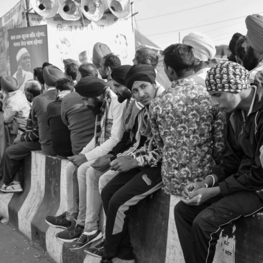 Yeni Delhi, Hindistan 25 Aralık 2020 - Punjab, Uttar Pradesh ve Uttarakhand 'den Hintli Sih ve Hindu Çiftçiler Delhi-UP sınırında yeni çiftçi yasalarına karşı protestolar başlattılar