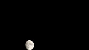 Moon Timelapse, Stock zamanaşımı: Dolunay karanlık gökyüzünde yükseliyor, gece vakti. Dolunay zamanı, gece karanlığında karanlık gökyüzünde ay ışığıyla birlikte kaybolur. Yüksek kaliteli beleş video kaydı veya zaman ayarlı